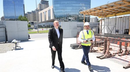 Əliyev Bakıda Zəfər parkında aparılan tikinti işləri ilə tanış olub
