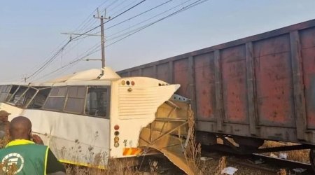 В ЮАР при столкновении школьного автобуса и поезда погибли пять человек