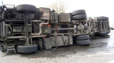 В Баку столкнулись два грузовика, есть пострадавший