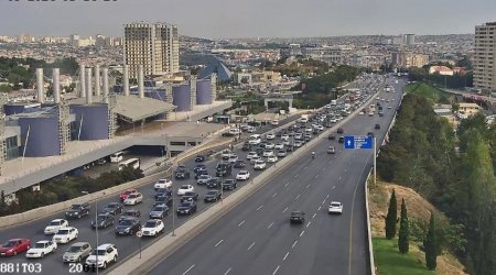 В Баку на нескольких дорогах образовались заторы