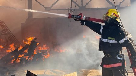 Пожар в многоэтажке Баку: эвакуированы жильцы, есть пострадавшие