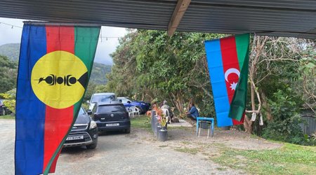 Yeni Kaledoniyanın müxtəlif bölgələrində Azərbaycan bayrağı dalğalanır