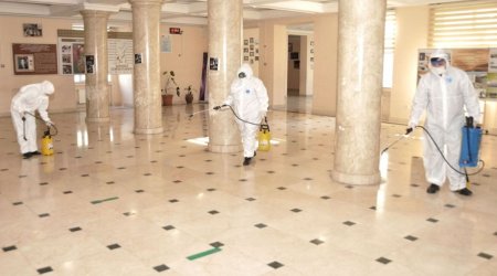 В школах Баку проводится дезинфекция