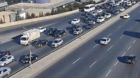На некоторых улицах Баку затруднено движение транспорта