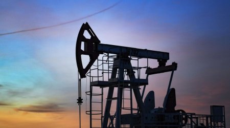 Azerbaijani oil price drops slightly