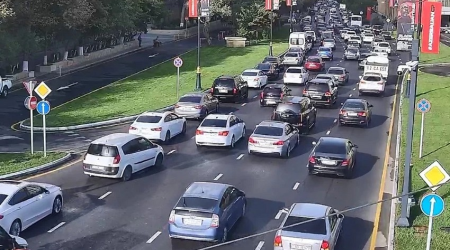 На нескольких улицах Баку затруднено движение транспорта
