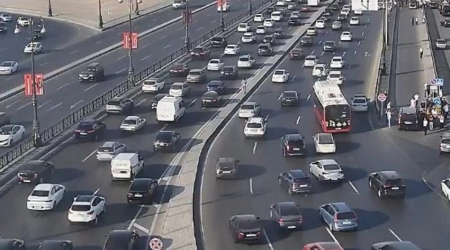 На ряде улиц и проспектов Баку затруднено движение транспорта