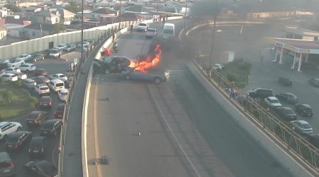 В Баку на мосту горят два автомобиля
