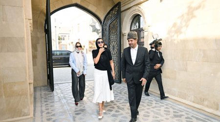 Mehriban Əliyeva və ailə üzvləri təmirdən sonra istifadəyə verilən məsciddə olublar