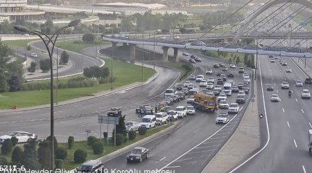 В Баку на одной из развязок ограничено движение из-за пролившегося на дорогу битума