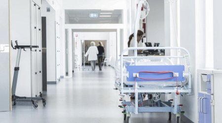 В Сумгайыте 12-летняя девочка упала с восьмого этажа жилого здания