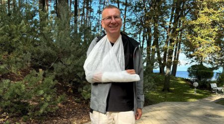 Latviya prezidenti velosipeddən yıxılıb