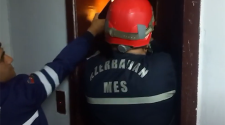 Спасатели МЧС вызволили четырех человек из заблокированных лифтов в Баку