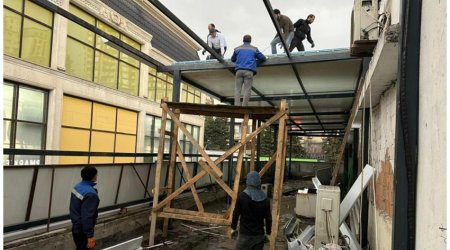 На одной из улиц Баку снесена незаконная пристройка
