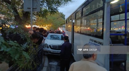 В Баку автобус столкнулся с автомобилем