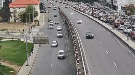 В Баку на ряде улиц и проспектов затруднено движение транспорта