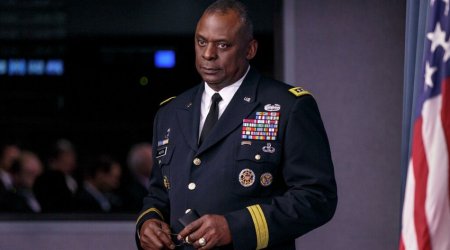 Pentagon chief visits Ukraine in show of support