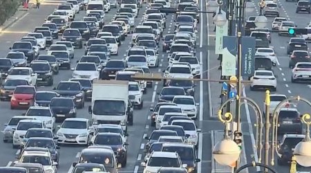 На ряде улиц и проспектов Баку затруднено движение транспорта