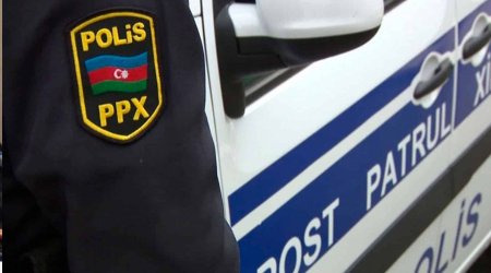 В Баку двое мужчин перекрыли дорогу и создали транспортный затор