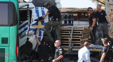 В Израиле грузовик врезался в автобусную остановку, десятки пострадавших