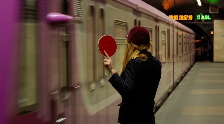 Стала известна причина задержки поезда на станции метро 