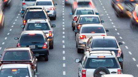 На ряде бакинских улиц и проспектов затруднено движение транспорта