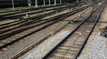 В Баку электровоз насмерть сбил двух человек