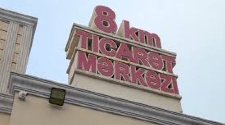 Cнос торговых прилавков возле бакинского рынка