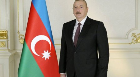 İlham Əliyev Bakıda komplektləşdirilən yeni nəsil metro qatarları ilə tanış olub