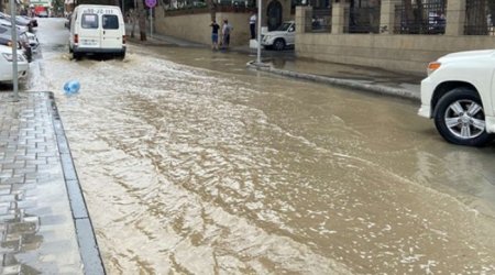 В Бадамдаре прорвало водопровод: улицу затопило