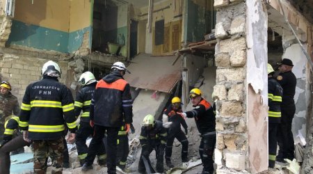 Спасатели МЧС спасли трех человек из-под завалов жилого дома после взрыва в Сумгайыте