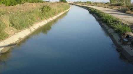 В Нефтчале мотоцикл упал в канал, водитель погиб