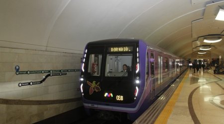 В Бакинском метро поезд отправлен на техосмотр из-за неисправности