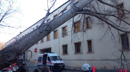 Сильный ветер повредил здание центральной больницы в Мингячевире