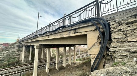 Мост, соединяющий город Сумгайыт с поселком Сарай, демонтируется