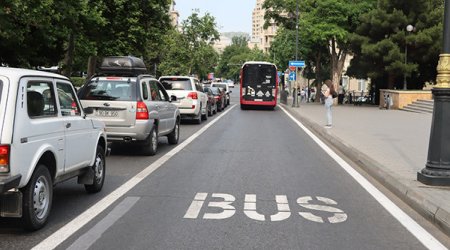 Daha bir küçədə avtobus zolağının qüvvədə olma vaxtını bildirən yol nişanı quraşdırılıb