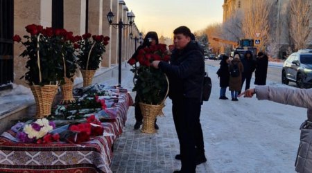 Media: Kazakhstanis bringing flowers to Azerbaijan's embassy in Astana