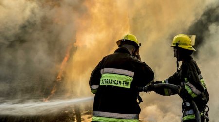 В Баку пожар уничтожил большую часть жилого дома