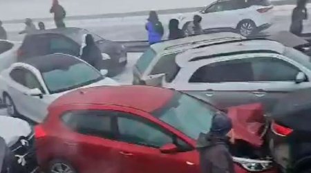 В Казахстане около 40 автомобилей столкнулись на трассе из-за метели