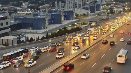 На некоторых улицах и проспектах столицы затруднено движение транспорта