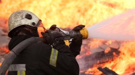 В Гяндже возник пожар в цеху, есть пострадавший