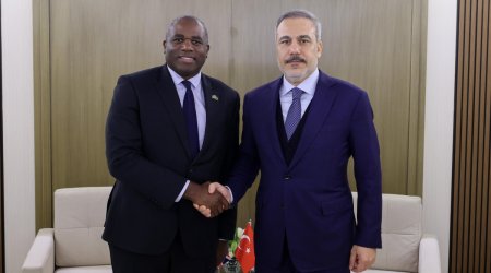 Hakan Fidan britaniyalı həmkarı ilə görüşüb