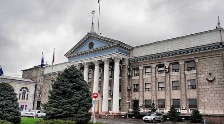 Qırğızıstanda bir nəfər prokurorluğun binası qarşısında özünü yandırıb