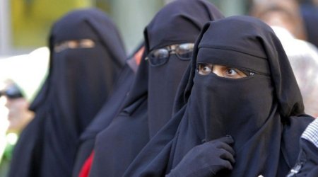 Bu ölkədə ictimai yerlərdə üzü örtən geyimlər qadağan edilib