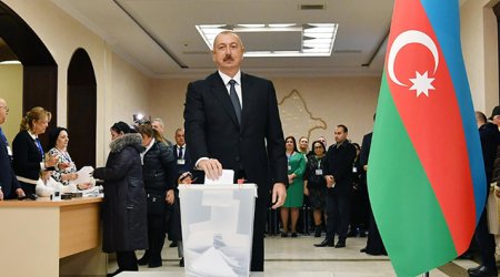 Prezident İlham Əliyev 1 saylı seçki məntəqəsində səs verib