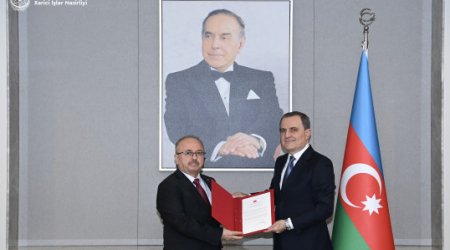 Yeni səfir etimadnaməsinin surətini Ceyhun Bayramova təqdim edib