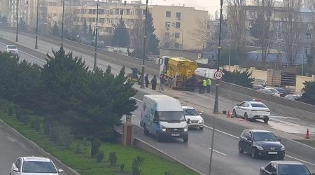 На проспекте Бабека в столице вновь ограничено движение транспорта