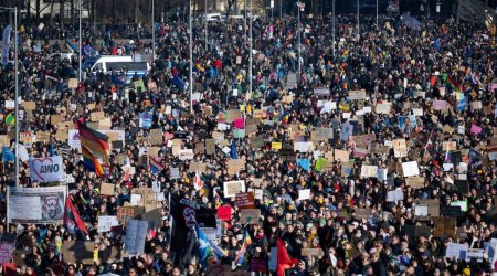 Немцы массово вышли на улицы против националистов