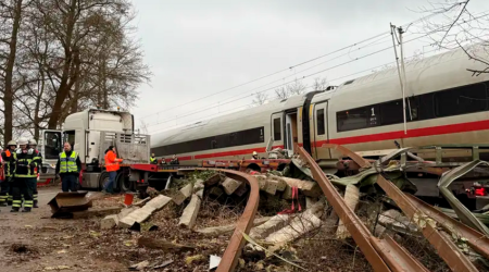 СМИ: В ФРГ из-за столкновения поезда с грузовиком пострадали 12 человек