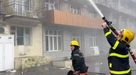 В пятиэтажном жилом здании в Баку начался пожар